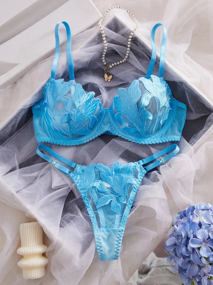 Conjunto de Lencería Azul con Encaje y Bordado Floral