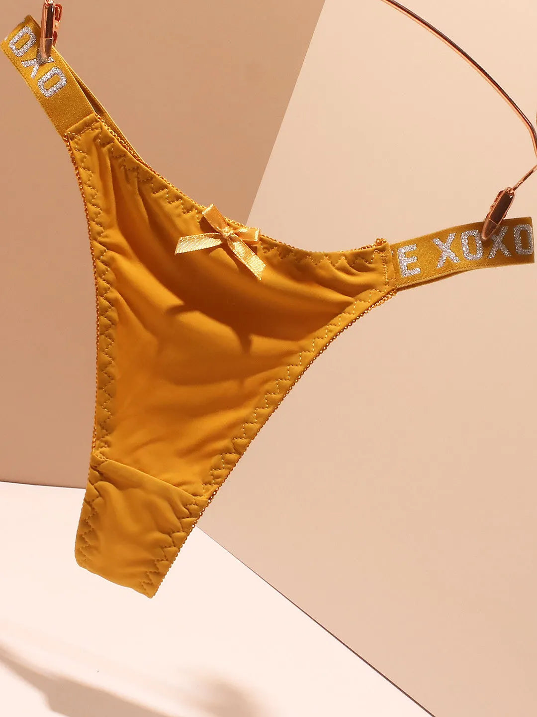Panty Tipo Tanga de Seda Helada Sin Costuras, Tiro Bajo