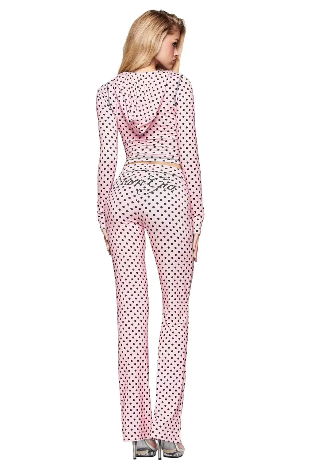 Ropa casual de mujer: tops, pantalones y shorts en varios diseños