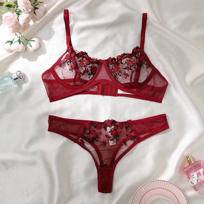 Conjunto de brasier y panty con bordado floral