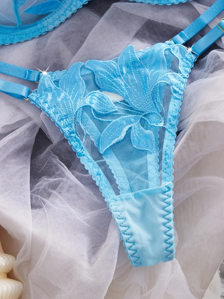 Conjunto de Lencería Azul con Encaje y Bordado Floral