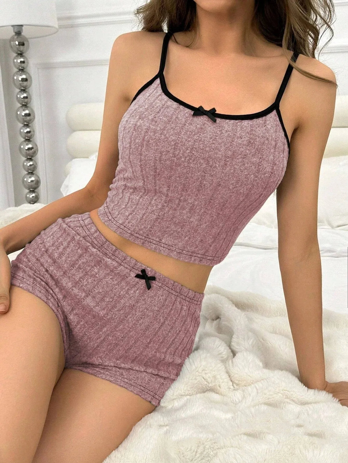 Pijama de mujer de 2 piezas con top de tirantes y short semitransparentes