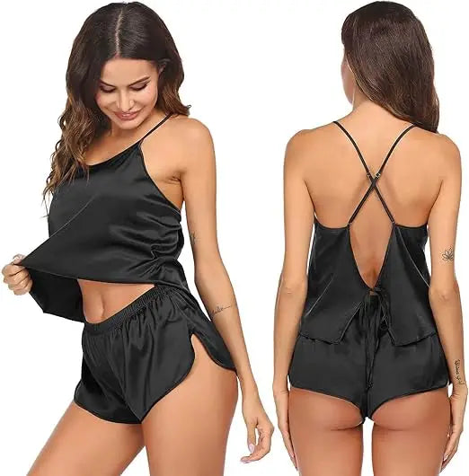 Pijama satinada para mujer con top de espalda descubierta y short