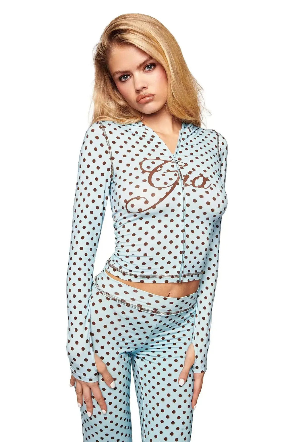 Ropa casual de mujer: tops, pantalones y shorts en varios diseños