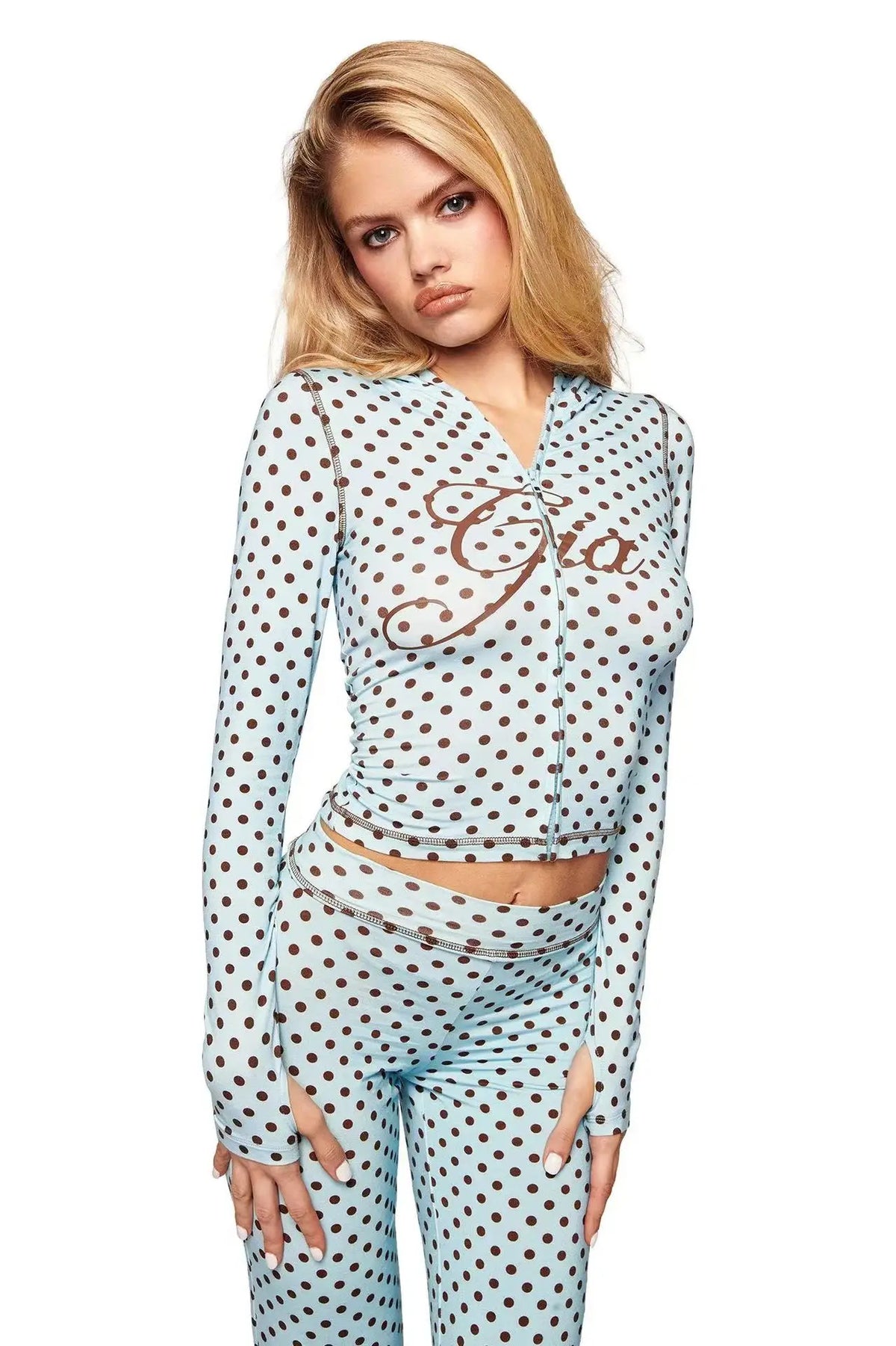Ropa casual de mujer: tops, pantalones y shorts en varios diseños