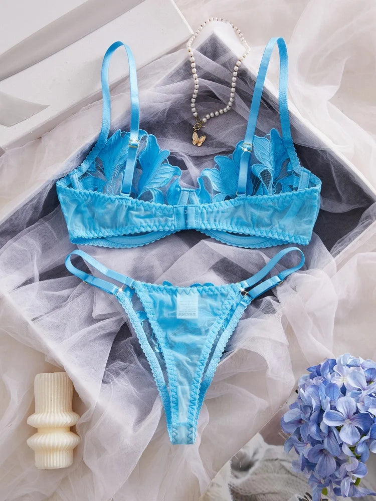Conjunto de Lencería Azul con Encaje y Bordado Floral