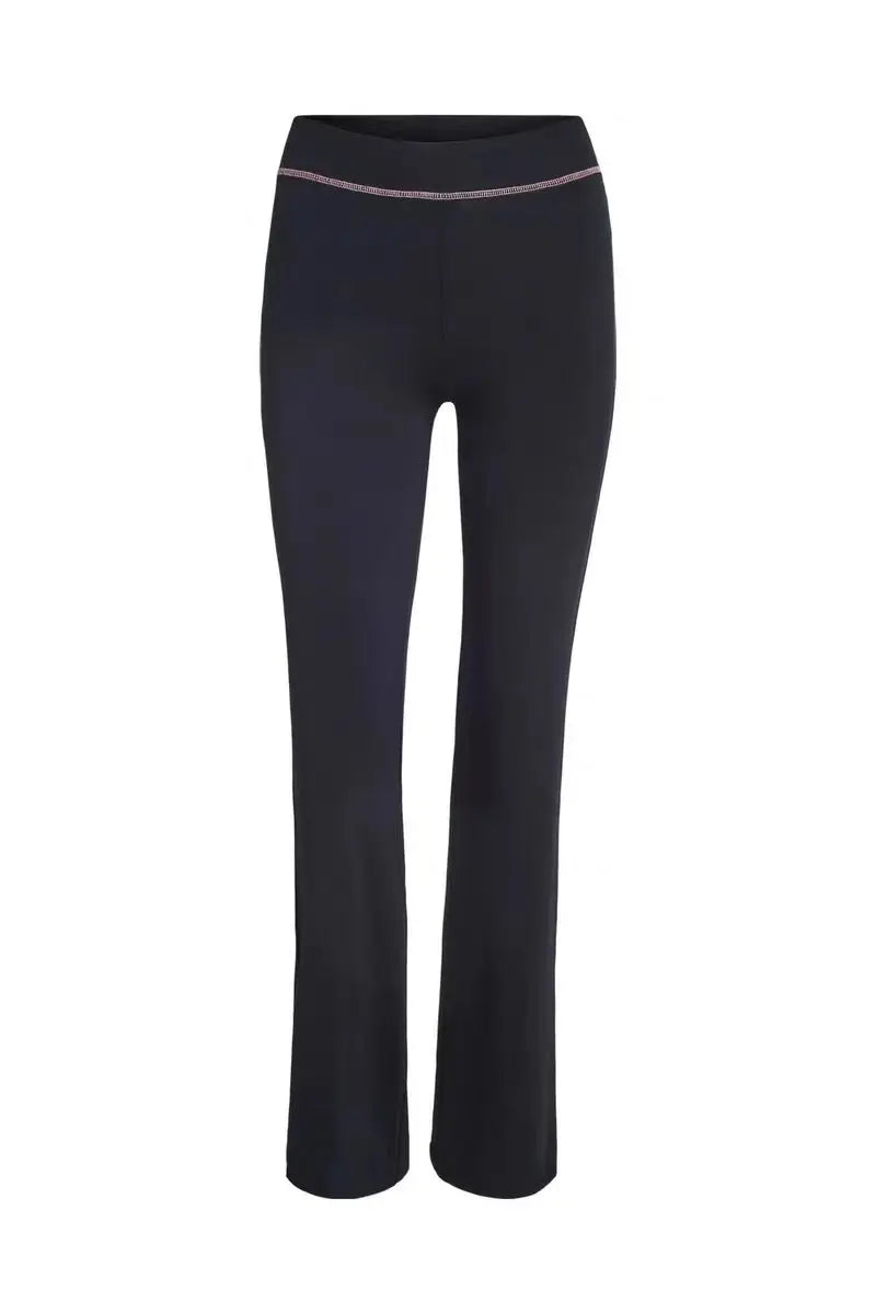 Ropa casual de mujer: tops, pantalones y shorts en varios diseños