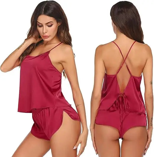 Pijama satinada para mujer con top de espalda descubierta y short