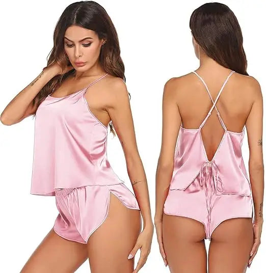 Pijama satinada para mujer con top de espalda descubierta y short