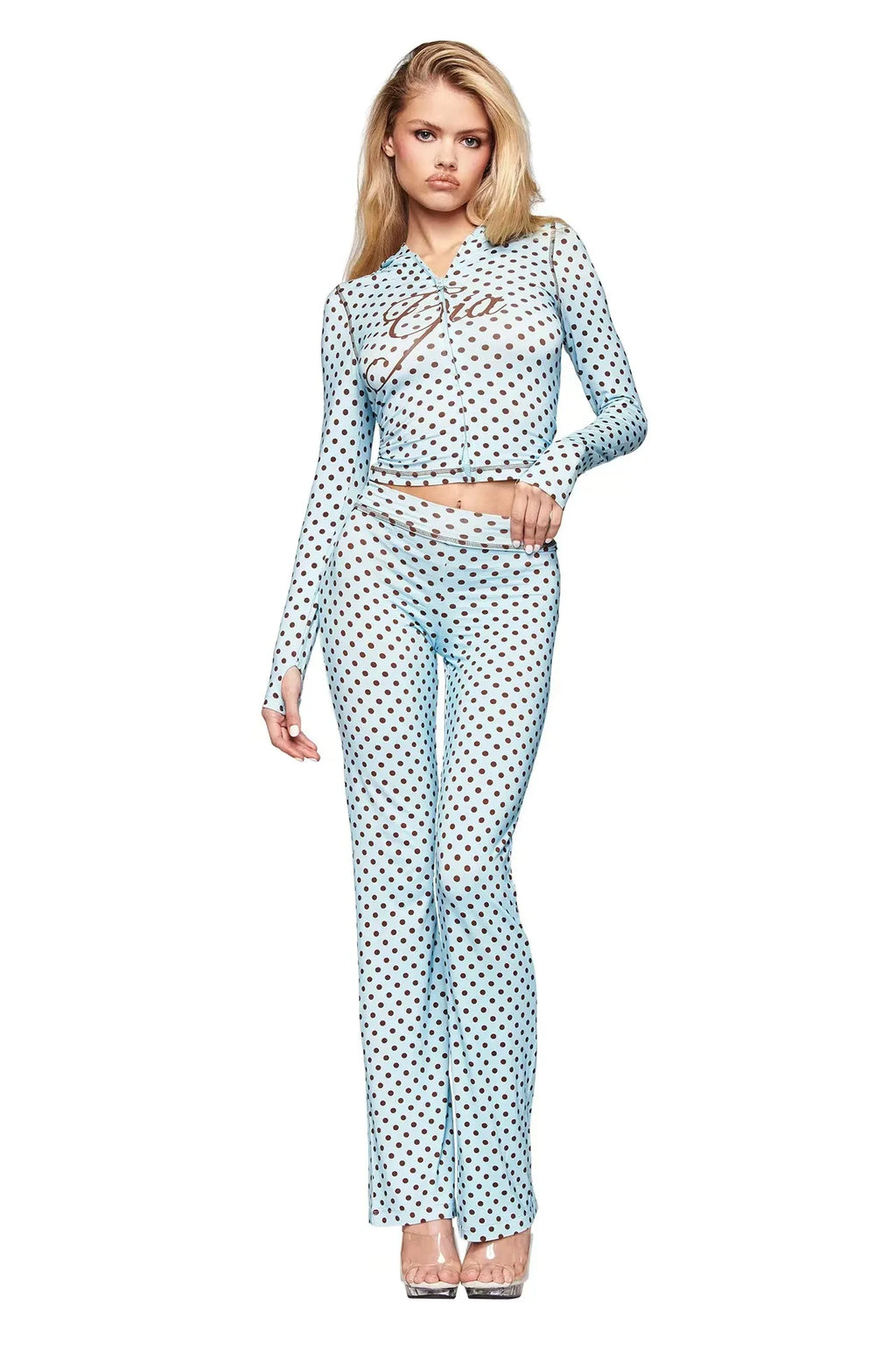 Ropa casual de mujer: tops, pantalones y shorts en varios diseños