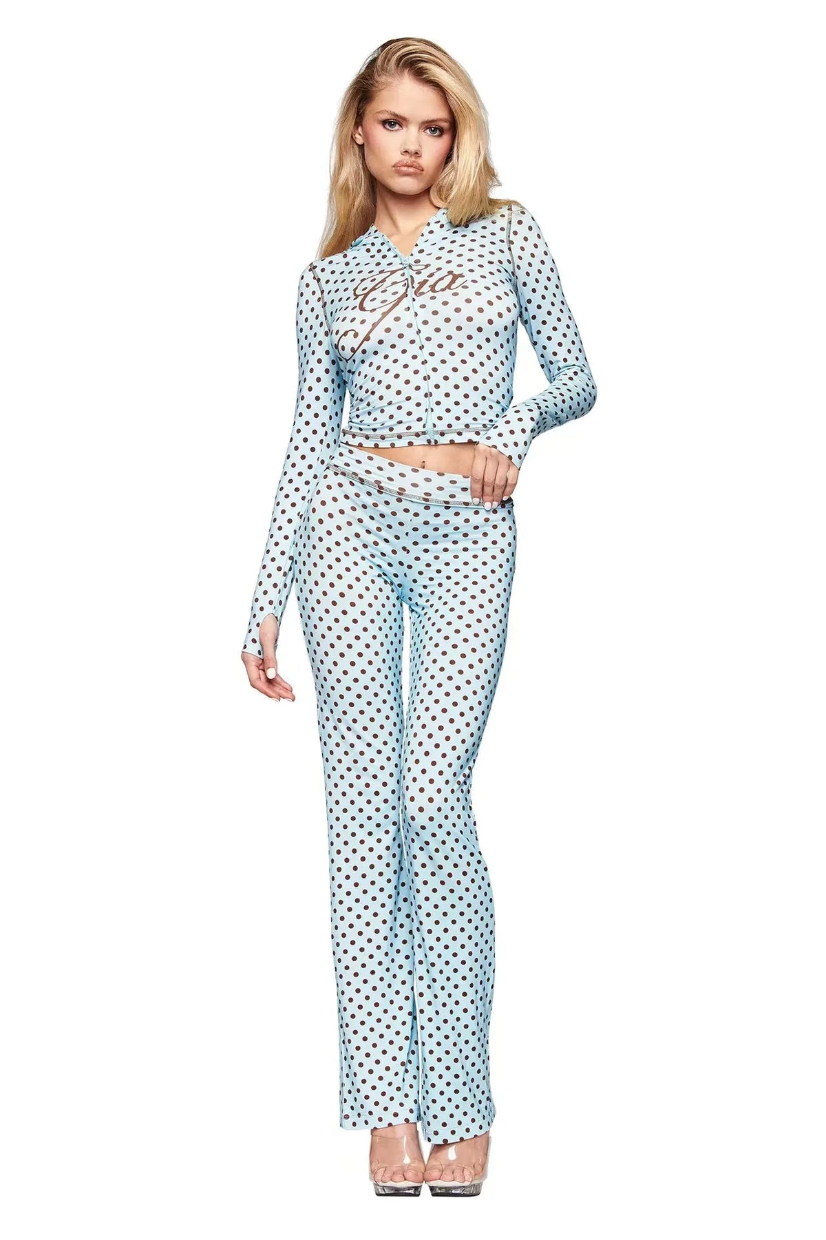 Ropa casual de mujer: tops, pantalones y shorts en varios diseños
