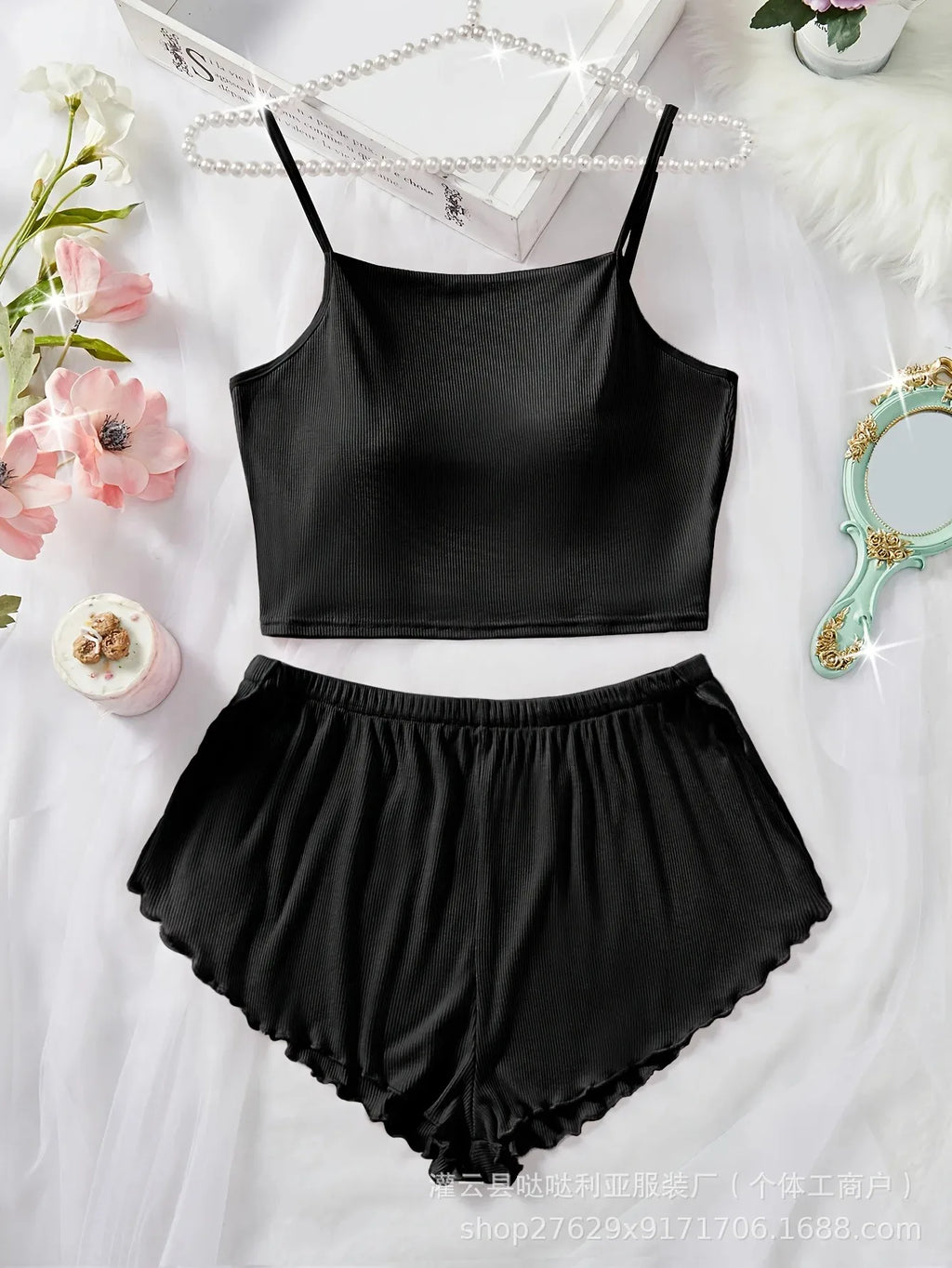 Pijama de mujer con top de tirantes cruzados y short