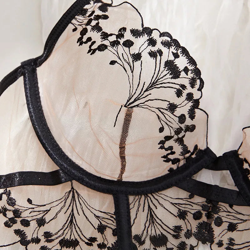 Conjunto de lencería con bordado floral y lazo