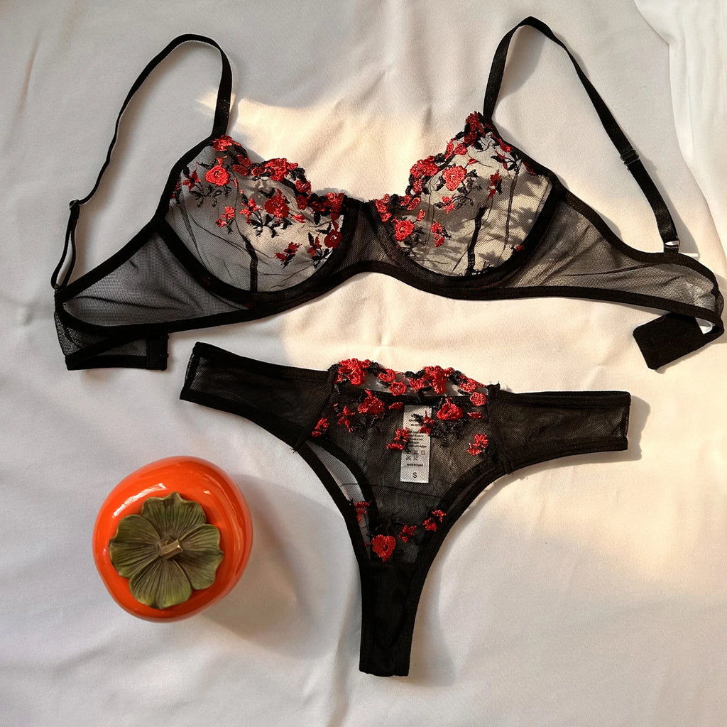 Conjunto de brasier y panty con bordado floral