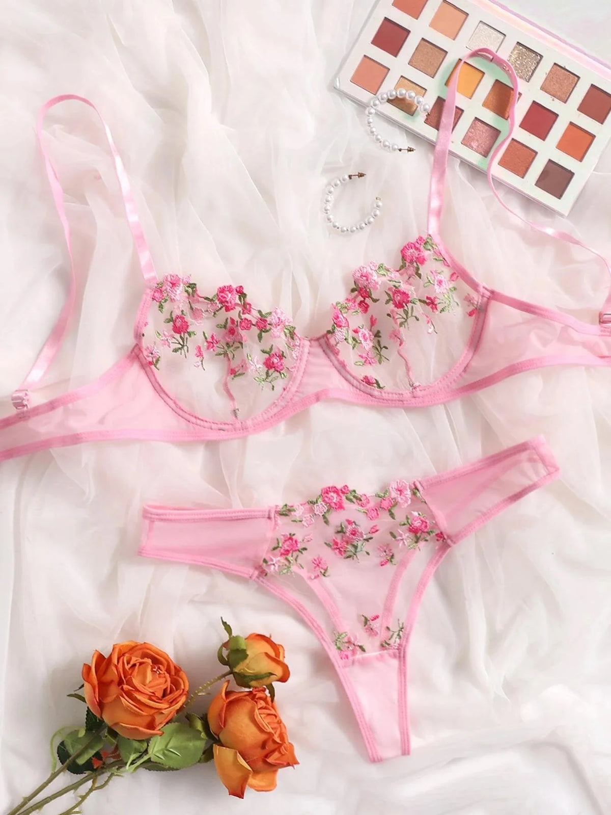 Conjunto de brasier y panty con bordado floral