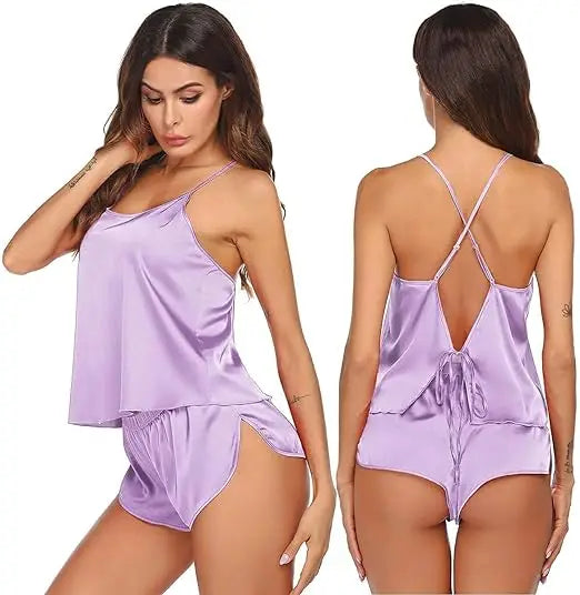 Pijama satinada para mujer con top de espalda descubierta y short