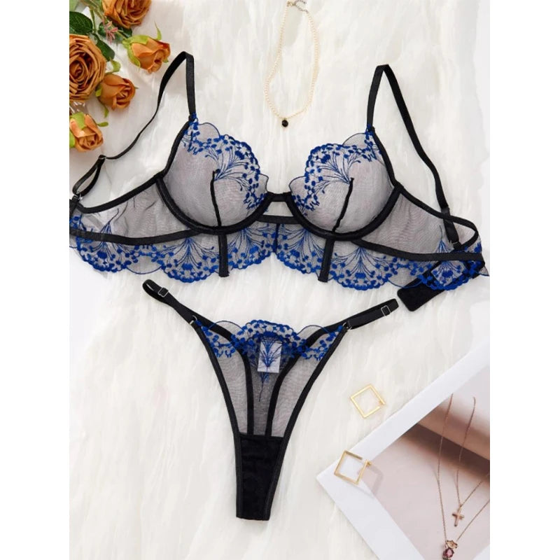 Conjunto de lencería con bordado floral y lazo
