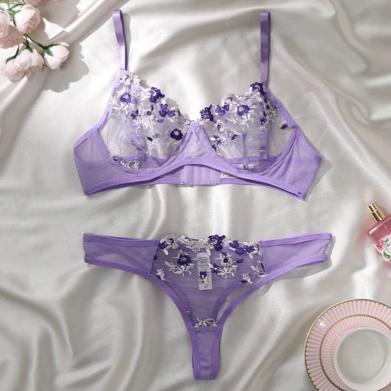 Conjunto de brasier y panty con bordado floral