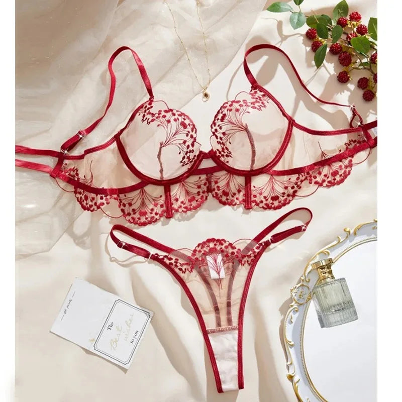 Conjunto de lencería con bordado floral y lazo