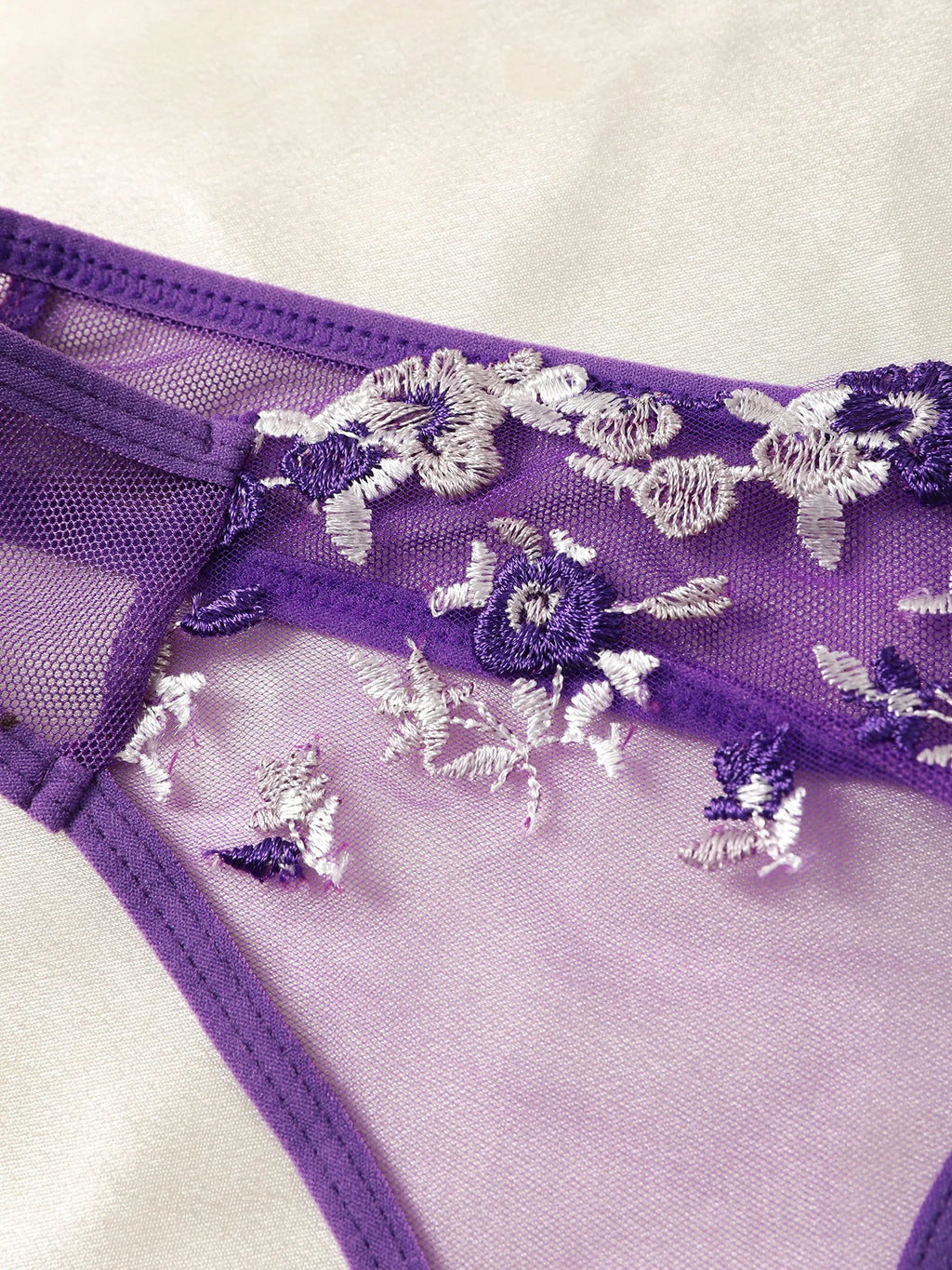 Conjunto de brasier y panty con bordado floral