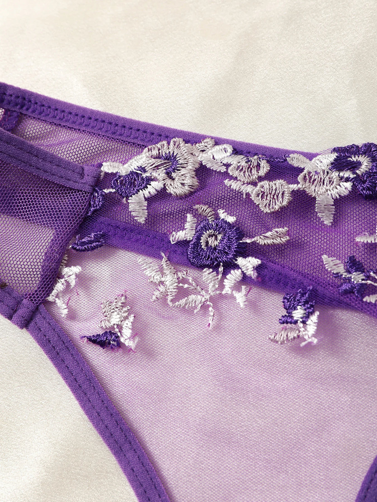 Conjunto de brasier y panty con bordado floral
