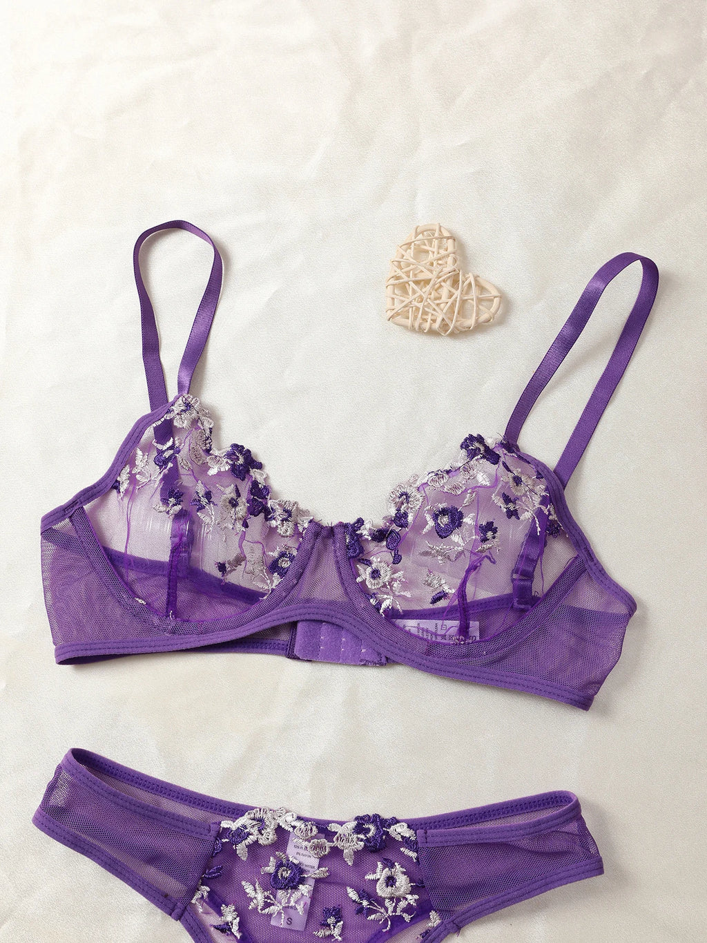 Conjunto de brasier y panty con bordado floral