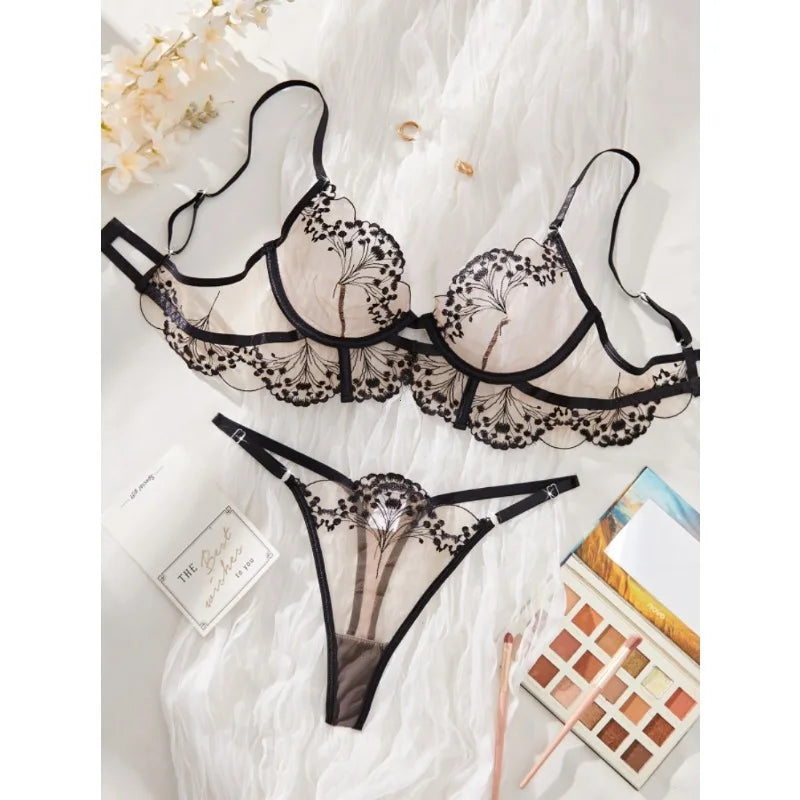 Conjunto de lencería con bordado floral y lazo