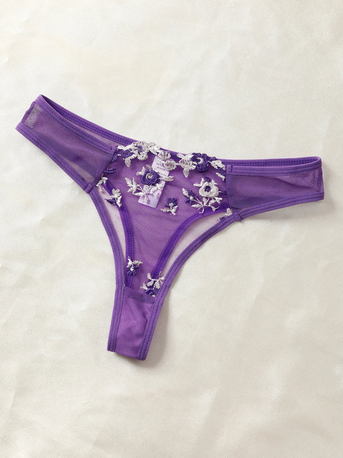 Conjunto de brasier y panty con bordado floral
