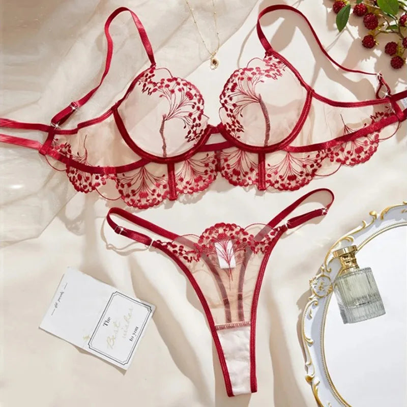 Conjunto de lencería con bordado floral y lazo