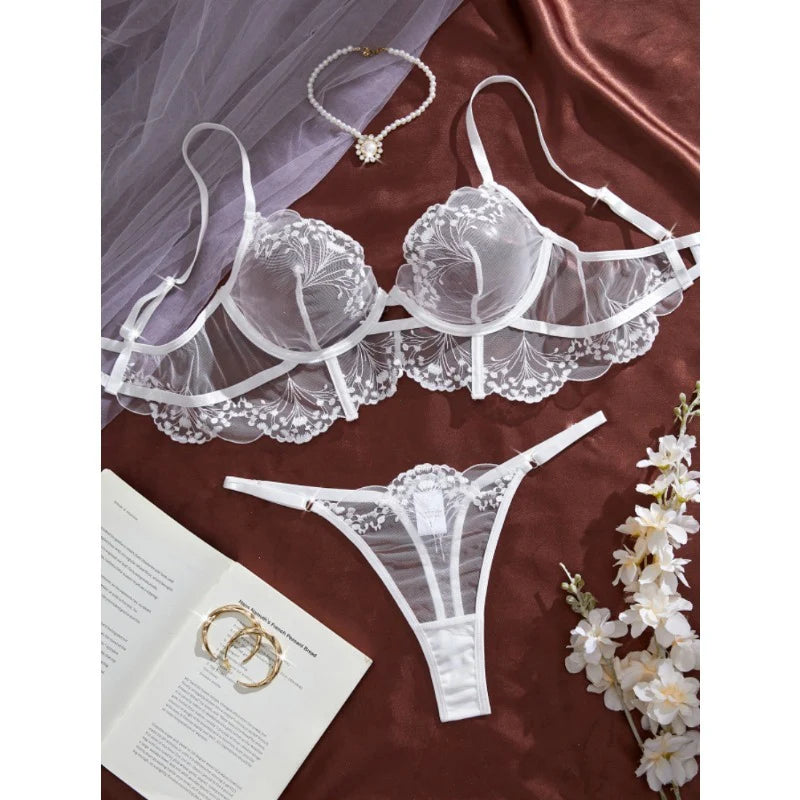 Conjunto de lencería con bordado floral y lazo