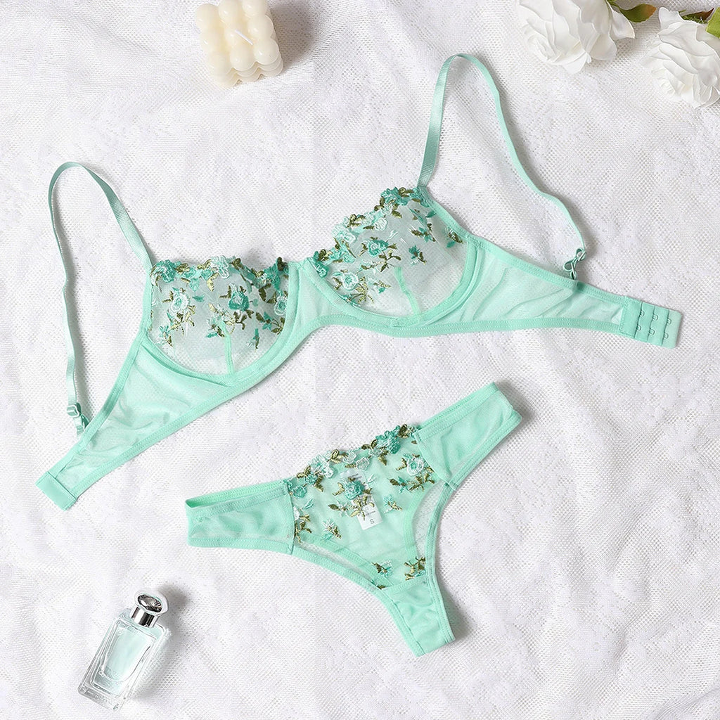 Conjunto de brasier y panty con bordado floral