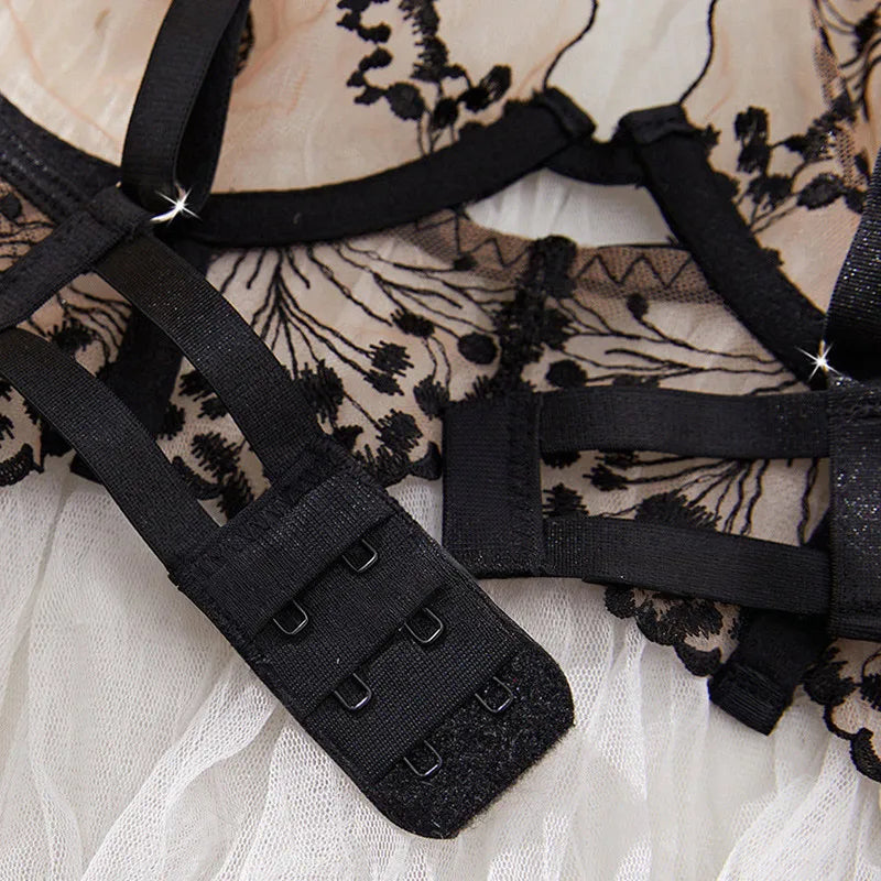 Conjunto de lencería con bordado floral y lazo