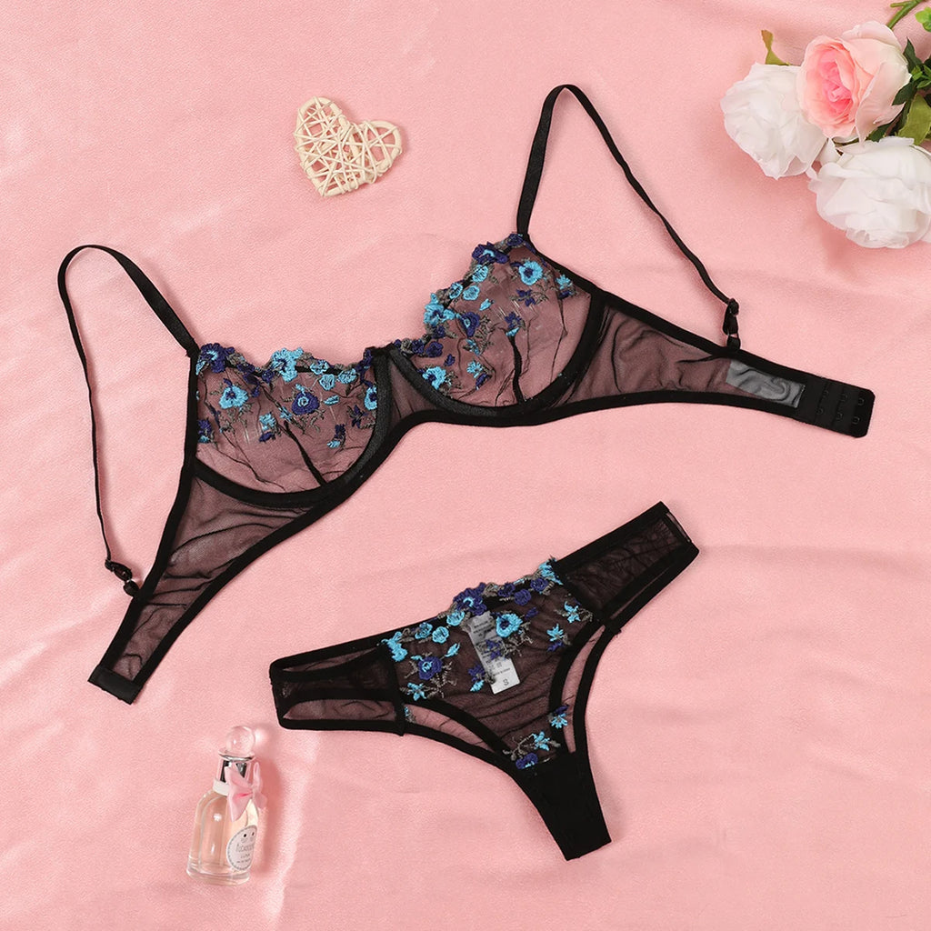 Conjunto de brasier y panty con bordado floral