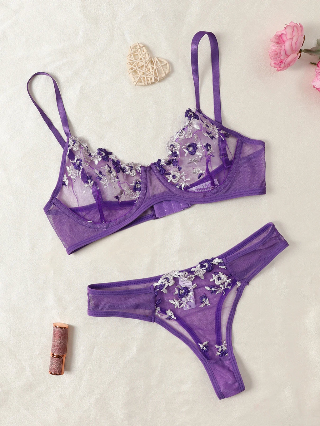 Conjunto de brasier y panty con bordado floral